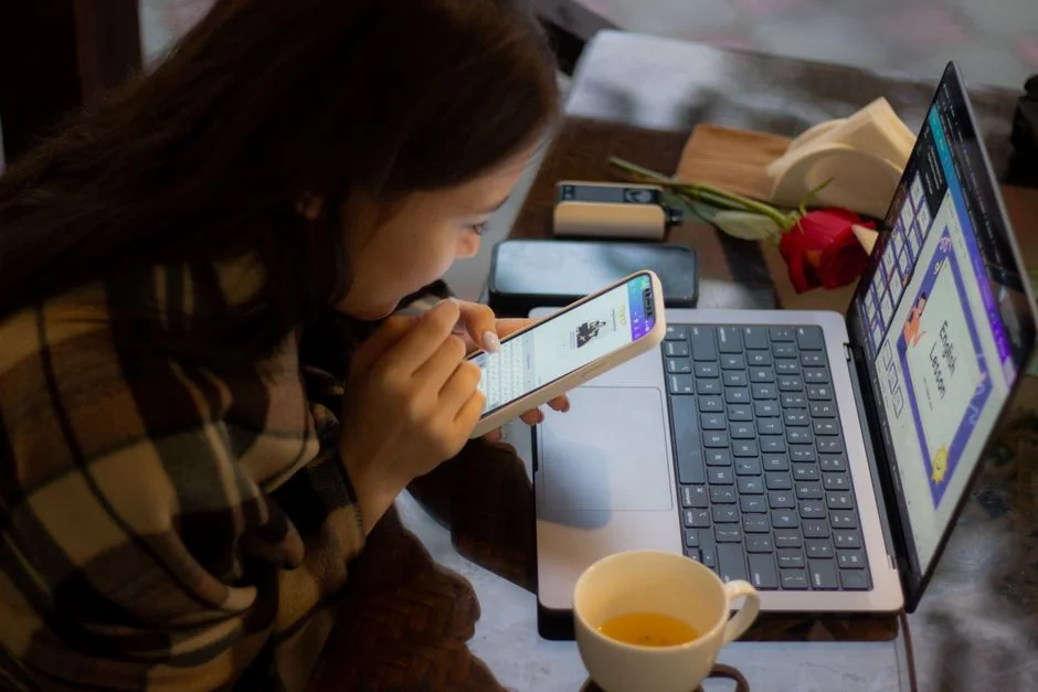 Icônes vectorielles avec smartphone moderne près d’un écran d’ordinateur et d’une carte bancaire, sur fond violet avec des lignes grises